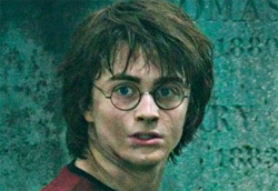 Daniel Radcliffe in <i>Harry Potter e il calice…</i>” />Ci si aspettava un incasso importante, ma <em>Harry Potter e il calice di fuoco</em>, il quarto film tratto dai romanzi di J.K. Rowling, è andato oltre ogni aspettativa. Sette milioni di euro, più di diecimila per sala. Era da tempo che in Italia non si vedevano cifre di questo tipo, considerando anche che i primi tre episodi della saga si erano fermati attorno ai cinque milioni.<br />
Alle spalle del maghetto, si confermano <em>Melissa P. </em> e <em>La marcia dei pinguini</em>, che continuano ad attestarsi su incassi più che buoni. Al quarto posto la seconda nuova entrata della settimana, <em>Nickname: l’enigmista</em>.</p>
<p>In un weekend ricchissimo di nuove pellicole (dieci in tutto), si segnala tra tutte <em>Zucker! …come diventare ebreo in 7 giorni</em> che, distribuito in sole quindici copie, ha ottenuto un incasso davvero notevole, risultando il secondo film più visto come media per sala.</p>
<p><strong>Box Office</strong> weekend 25-27 novembre 2005<br />
<strong>1</strong>   <em>Harry Potter e il calice di fuoco</em>   <strong> 7.233.227 </strong>   (7.233.227)<br />
<strong>2</strong>   <em>Melissa P.</em>   <strong> 1.414.985 </strong>   (3.997.538)<br />
<strong>3</strong>   <em>La marcia dei pinguini</em>   <strong> 806.752 </strong>   (2.232.672)<br />
<strong>4</strong>   <em>Nickname: l’enigmista</em>   <strong> 593.742 </strong>   (593.742)<br />
<strong>5</strong>   <em>La seconda notte di nozze</em>   <strong> 499.640 </strong>   (2.588.293)<br />
<strong>6</strong>   <em>Lord of war</em>   <strong> 307.670 </strong>   (869.233)<br />
<strong>7</strong>   <em>Flightplan – Mistero in volo </em>   <strong> 264.615 </strong>   (4.942.529)<br />
<strong>8</strong>   <em>I fratelli Grimm e l’incantevole strega</em>   <strong> 260.971 </strong>   (2.327.950)<br />
<strong>9</strong>   <em>Crash – Contatto fisico</em>   <strong> 215.894 </strong>   (1.172.429)<br />
<strong>10</strong>   <em>Il vento del perdono</em>   <strong> 164.890 </strong>   (610.547)</p>
<p><strong>Altre nuove uscite</strong><br />
<strong>12</strong>   <em>Transporter: extreme</em>   <strong> 95.941 </strong><br />
<strong>15</strong>   <em>Zucker! …come diventare ebreo in 7 giorni</em>   <strong> 72.312 </strong><br />
<strong>17</strong>   <em>Serenity</em>   <strong> 57.883 </strong><br />
<strong>21</strong>   <em>L’educazione sentimentale delle fanciulle</em>   <strong> 39.082 </strong><br />
<strong>24</strong>   <em>Il gusto dell’anguria</em>   <strong> 27.458 </strong><br />
<strong>28</strong>   <em>The king</em>   <strong> 19.981 </strong><br />
<strong>38</strong>   <em>L’ignoto spazio profondo</em>   <strong> 8.953 </strong><br />
<strong>45</strong>   <em>Hollywood flies</em>   <strong> 5.851 </strong></p>
<p><strong>Media</strong> incassi per sala<br />
<strong>1</strong> <em>Harry Potter e il calice di fuoco</em>   <strong> 10.377 </strong><br />
<strong>2</strong> <em>Zucker! …come diventare ebreo in 7 giorni</em>   <strong> 4.820 </strong><br />
<strong>3</strong> <em>Melissa P.</em>   <strong> 4.764 </strong><br />
<strong>4</strong> <em>Bastardo dentro</em>   <strong> 3.821</strong><br />
<strong>5</strong> <em>Mai più come prima</em>   <strong> 3.692 </strong></p>
				<p class=