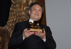 Ang Lee con il Leone d'oro appena ricevuto