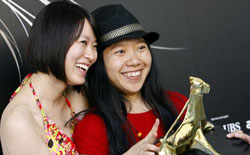 Huang Lu, protagonista di She, a chinese, e la regista Xiaolu Guo con il Pardo d'Oro