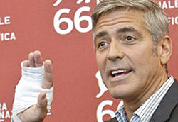 George Clooney sorridente al photoshoot di The Man Who Stare at Goats