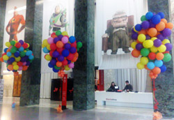 Anche il Palazzo del Casino è bardato di palloncini e personaggi Pixar